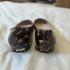 KATE SPADE NEW YORK FALLYN
TORTOISE PATENT LEATHER BALLET
FLATS WOMEN'S